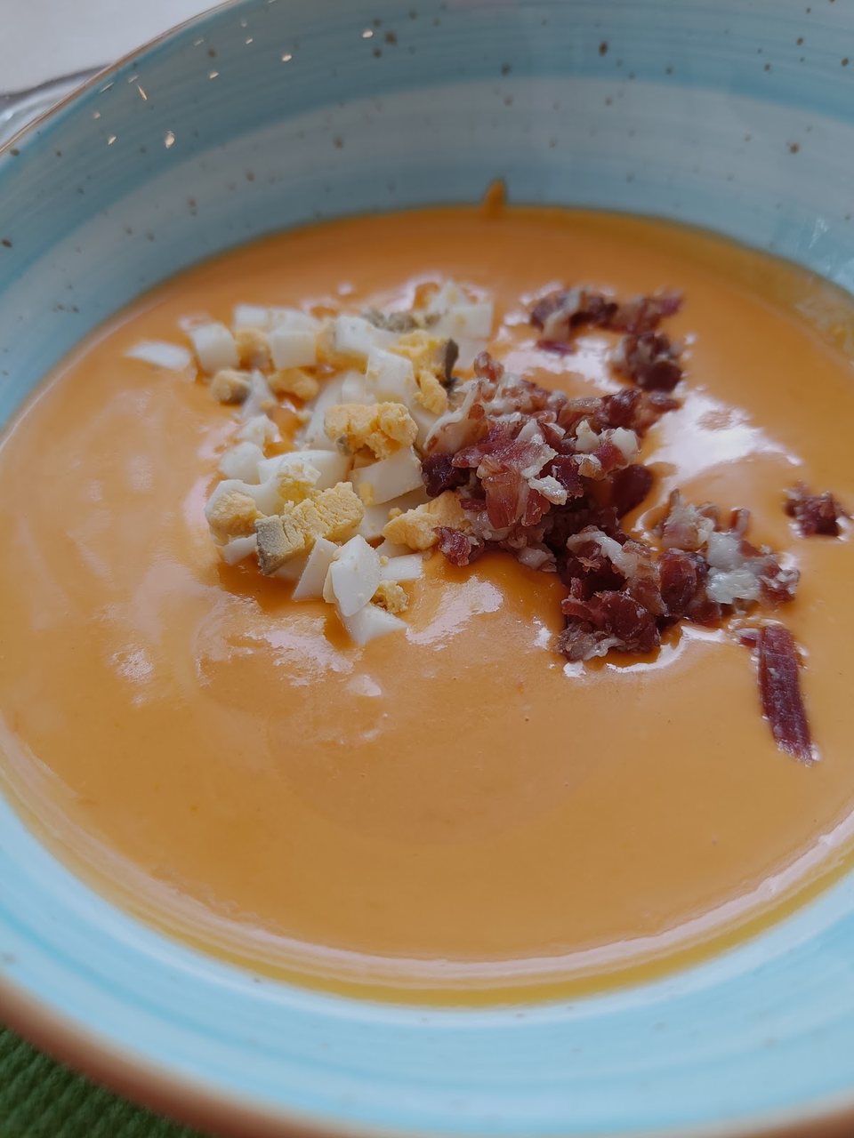 Salmorejo cordobés tradicional con huevo y jamón ibérico