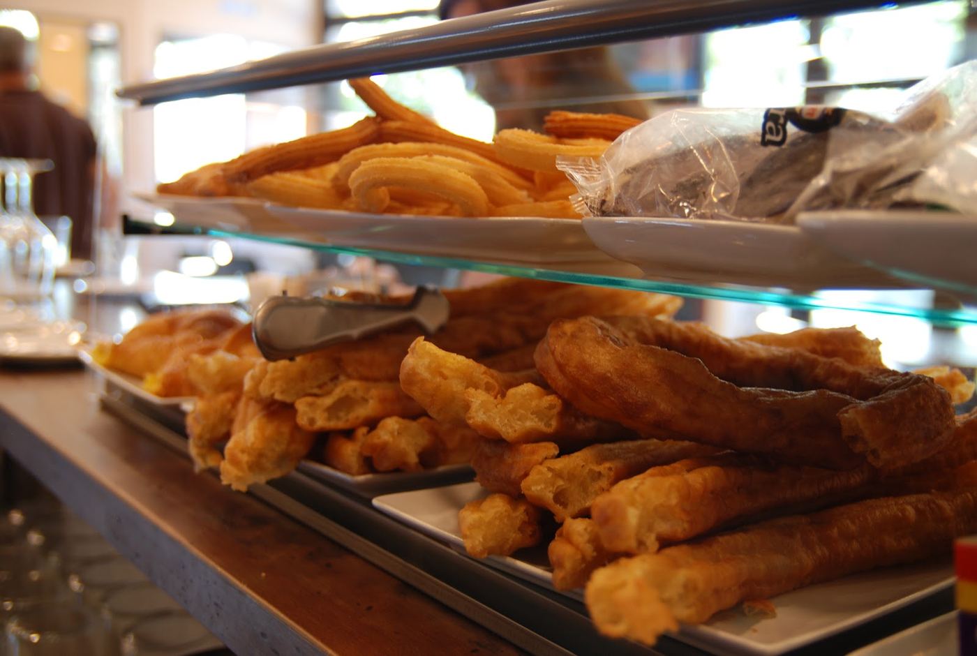 Churros artesanos recién hechos, listos para acompañar con chocolate