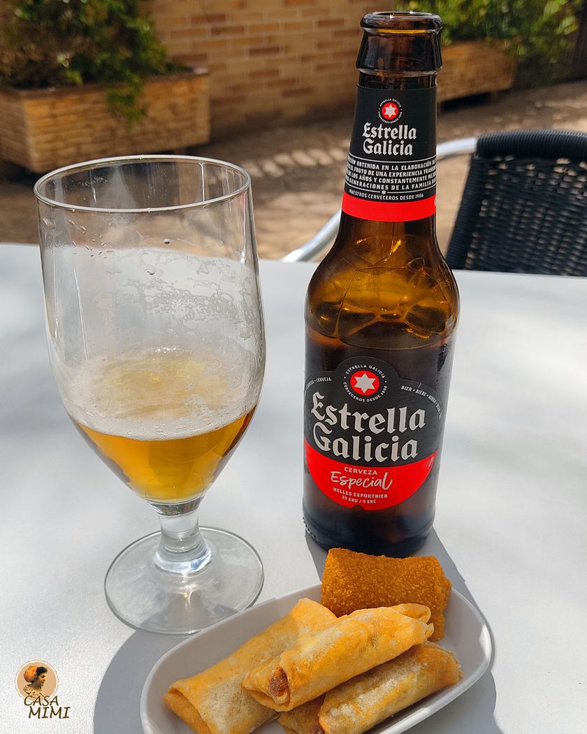 Cerveza Estrella Galicia servida con rollitos de primavera crujientes